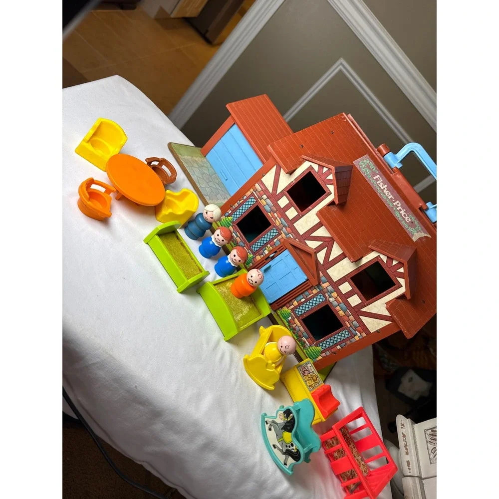 Vintage Fisher-Price Little People Tudor Play Family House 952 with Furniture
